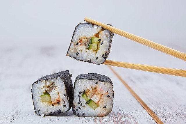 Jakie składniki są potrzebne do zrobienia sushi?