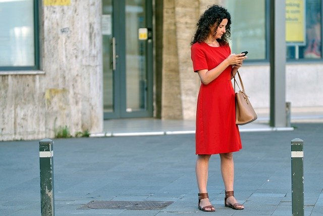 Jakie buty damskie pasują do czerwonej sukienki?